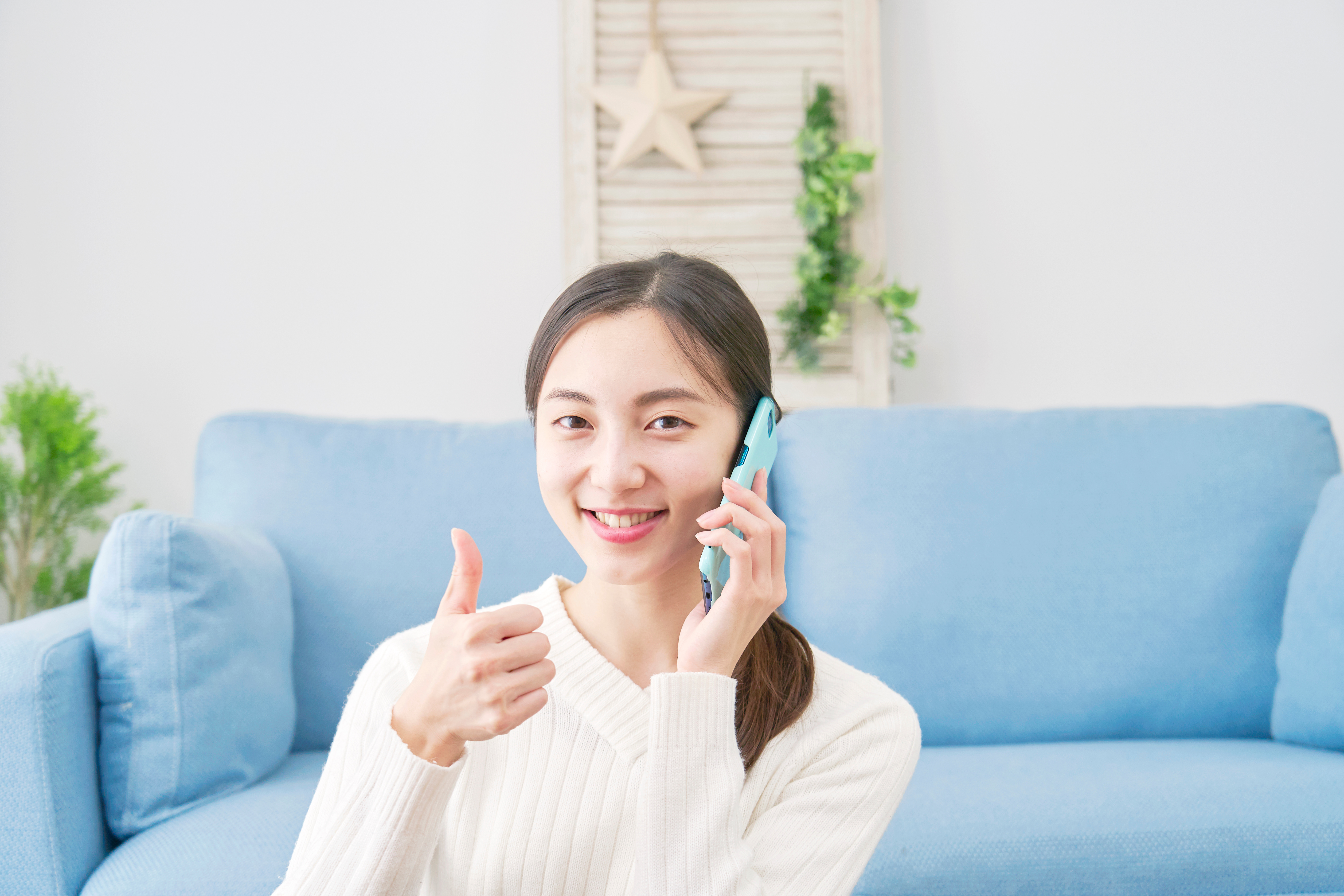 笑顔で電話する女性