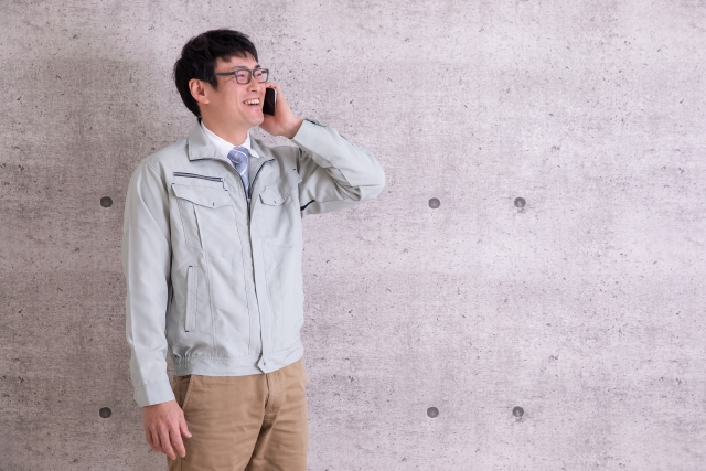 笑顔で電話する男性