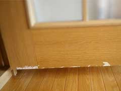 表面が剥げたドア